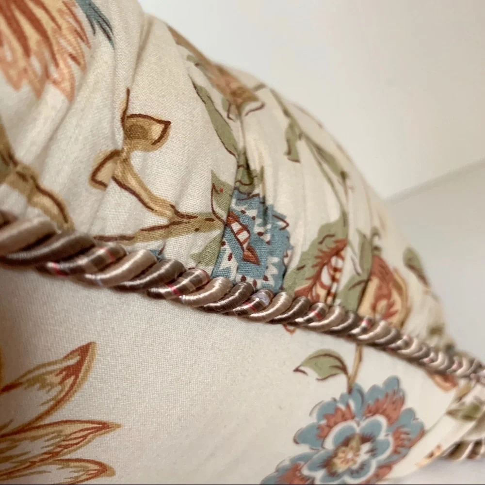 Floral cushion rope trim